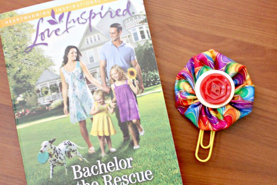 Wondering how to make fabric yo yos for a bookmark? Check out this easy bookmark to make and wow your friends and family.