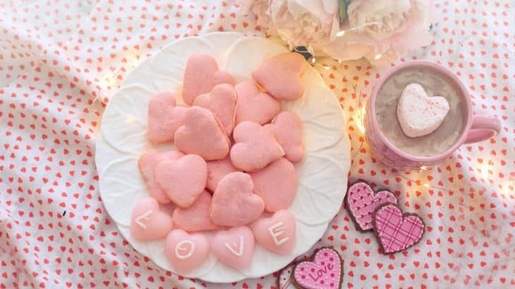 How to Have a Galentines Day Party For Your Friends
