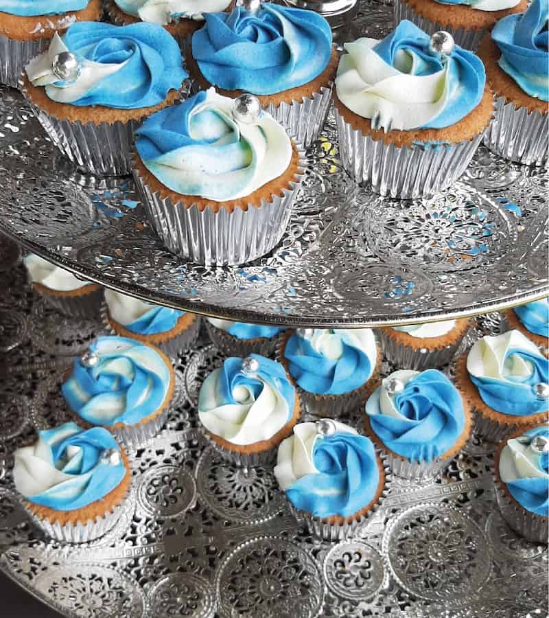blue and white frosted cupcakes