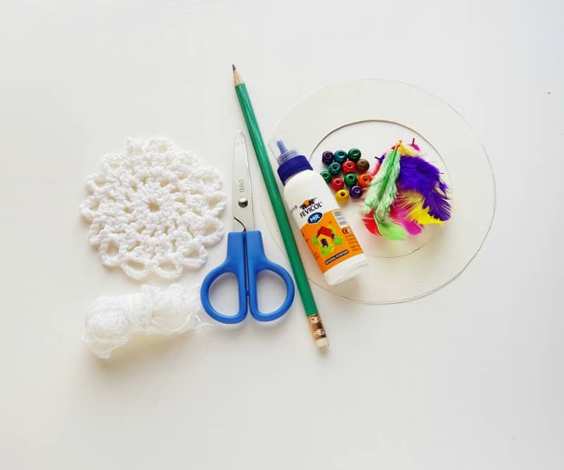 Check out this dream catcher kids craft that you and the kids can do this weekend! 