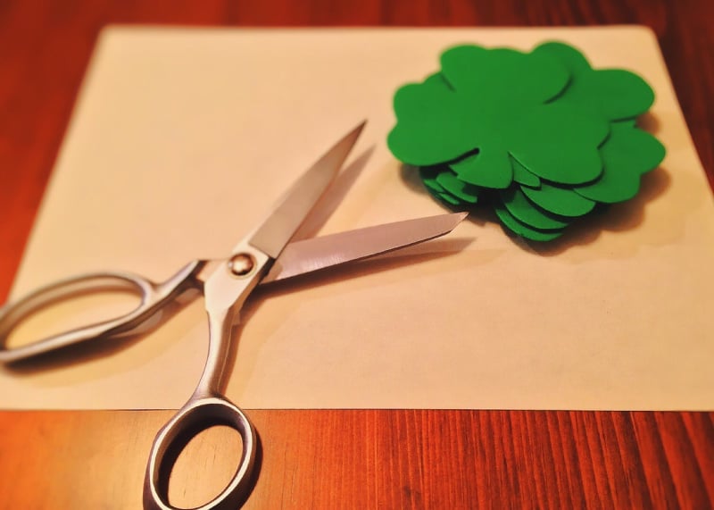 Looking for St. Patrick's Day decorations that you can make? Check out these easy Dollar Tree St Patricks Day crafts you can make today.