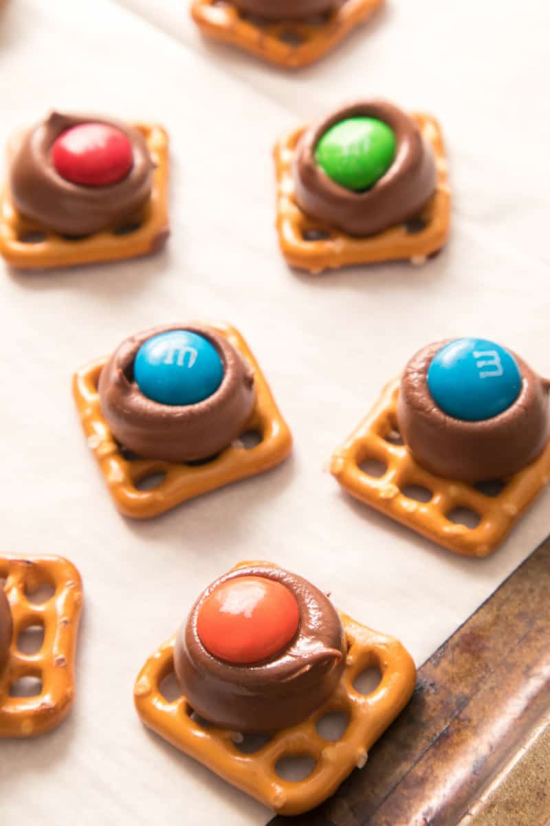 These Pretzel M&M Hugs are delicious pretzel chocolates that use mini pretzels and Hershey's Chocolate Kisses. Make these pretzel hugs today for yourself or gift giving.