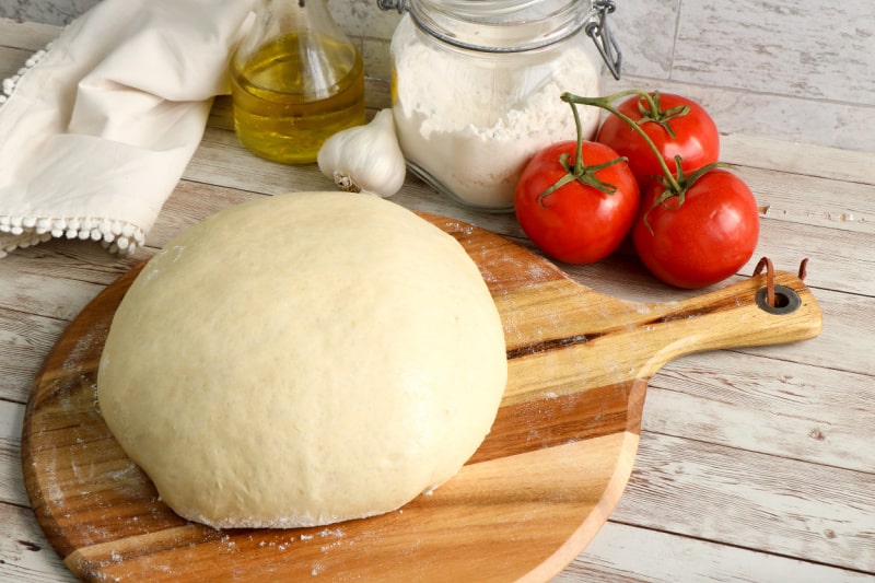 ingredients to make homemade pizza
