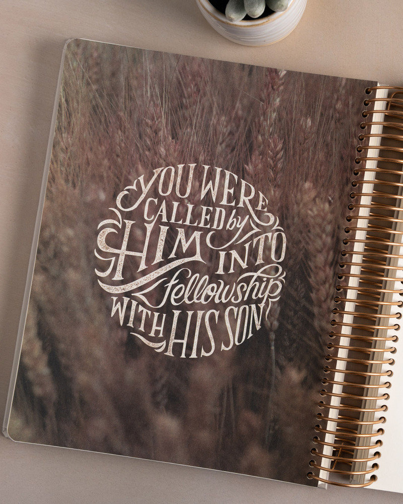 If you’re looking for a Bible that makes daily reading feel natural, organized, and inspiring, the She Reads Truth Spiral-Bound Notetaking Bible is a refreshing take on Scripture study.